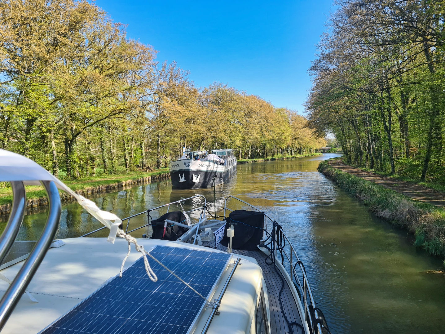 Croisement d’une péniche