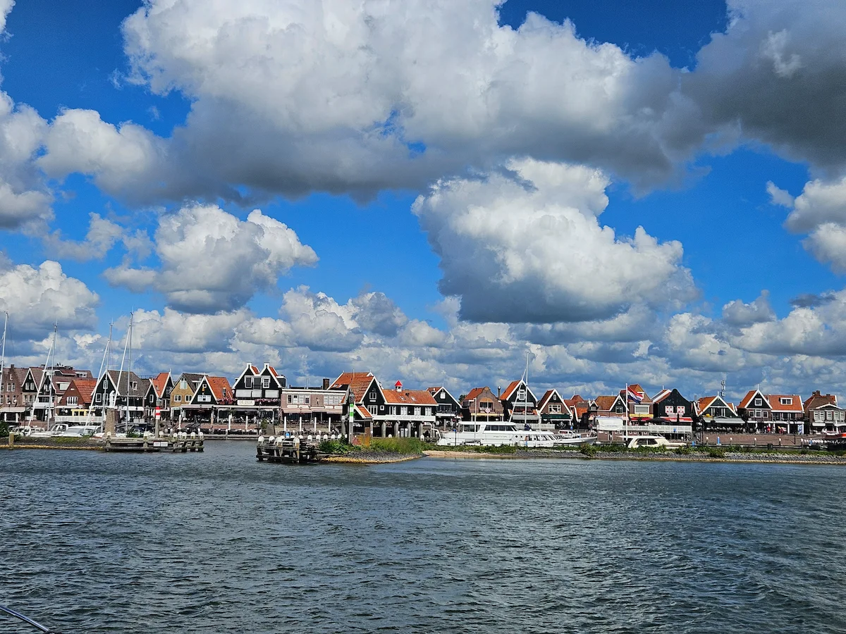 Arrivée à Volendam en bateau