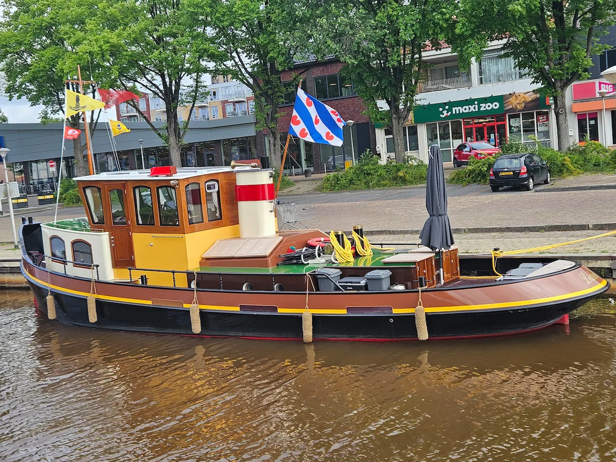 Bateau historique restauré amarré au canal, Overijssel