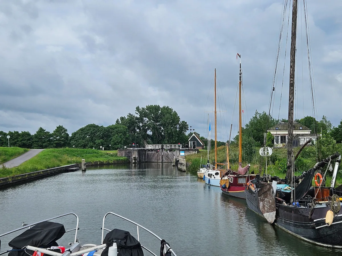 navigation Volendam Purmerend canal