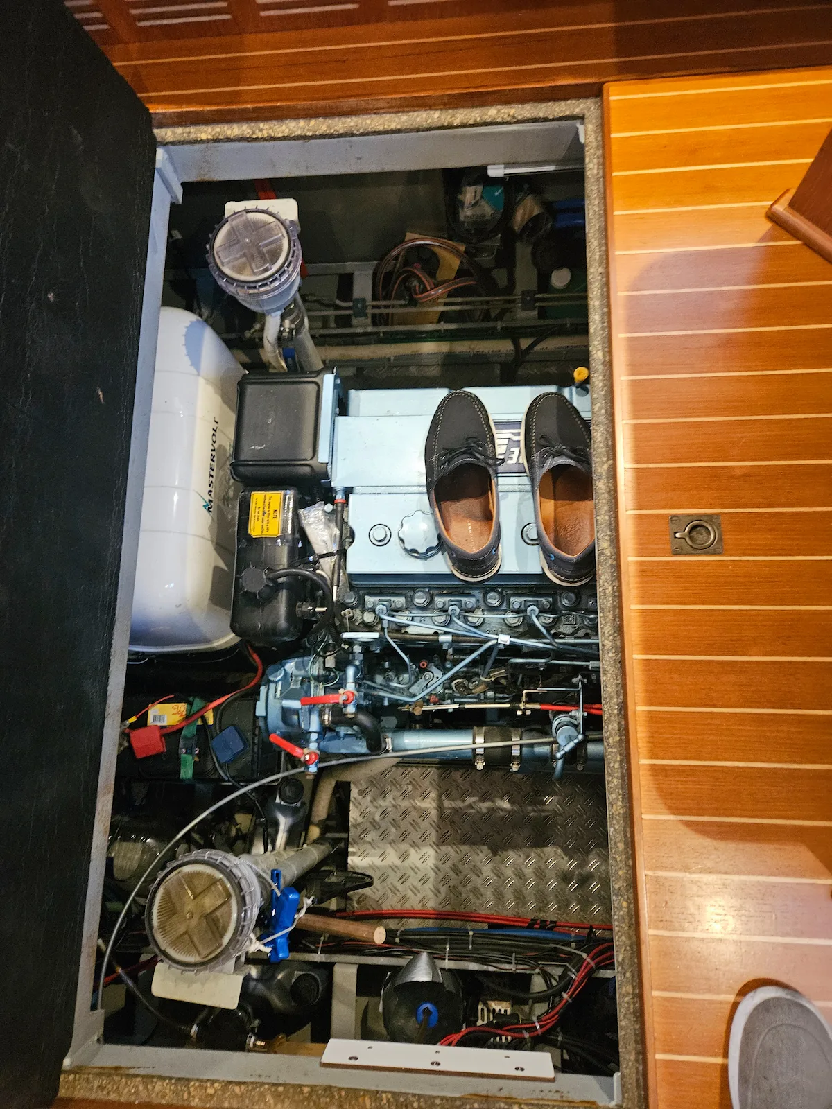 Séchage des souliers dans la cale moteur de DILAMAR