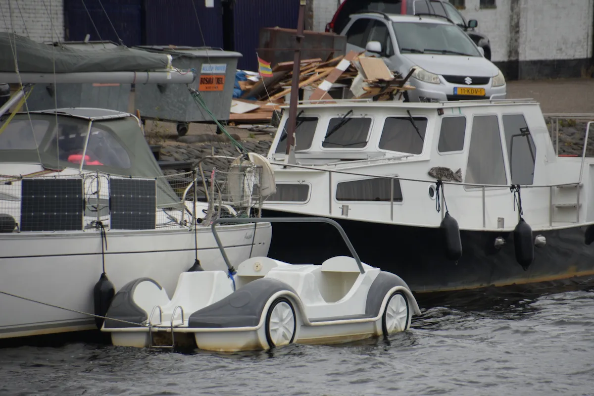 Voiture annexe amarrée dans un port de canal