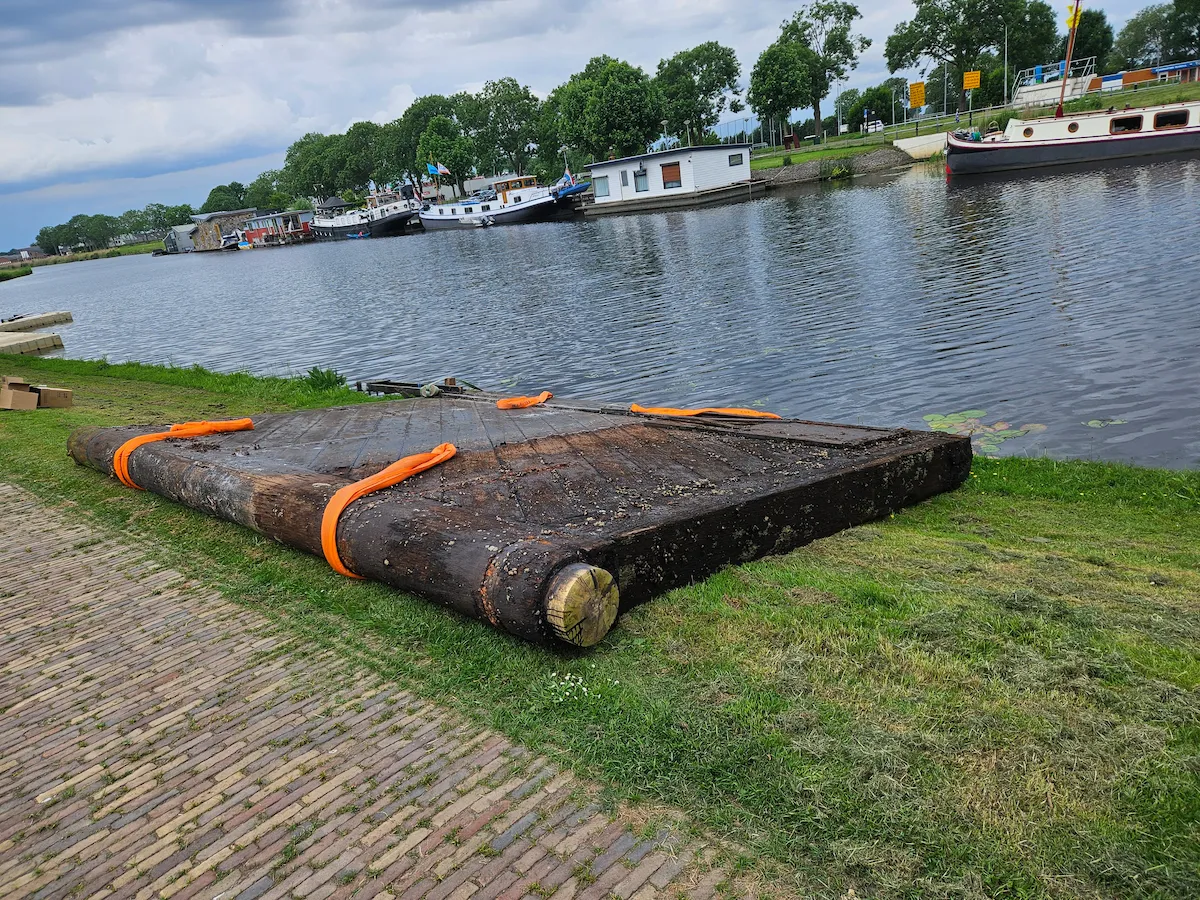 Portes en bois de la keersluis de Blokzijl posées à terre