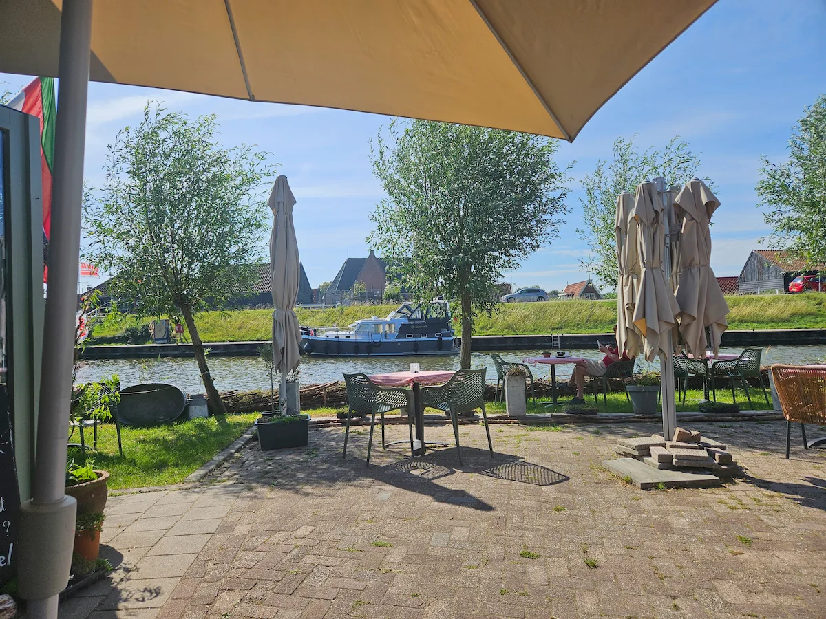 Navigation Broekhorn Kolhorn — DILAMAR vu depuis la terrasse du café