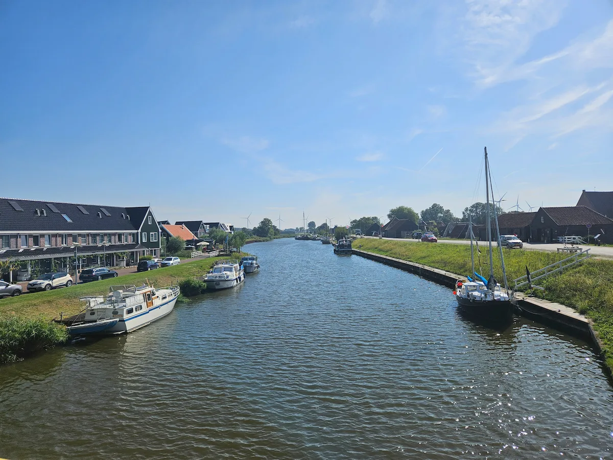 Navigation Broekhorn Kolhorn — canal à l'entrée du village de Kolhorn